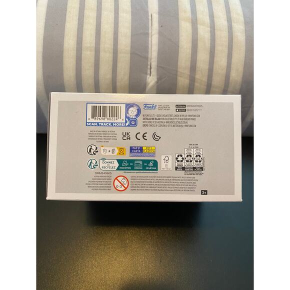 Funko Pop Movies:  Jurassic World - Triceratops - Picture 6 of 6